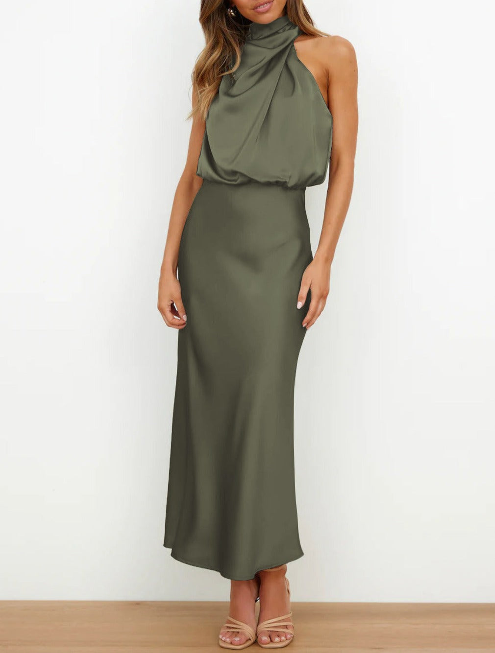 Detalle de cuello drapeado en vestido midi elegante para mujer, estilo sofisticado y moda actual.