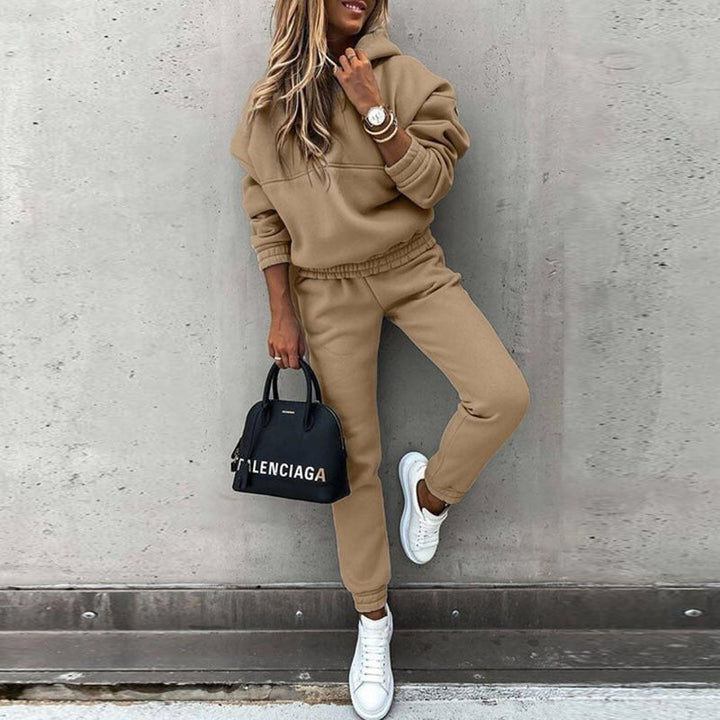 Moderno conjunto de mujer con sudadera y jogger, un chándal completo para un estilo casual chic otoño-invierno.