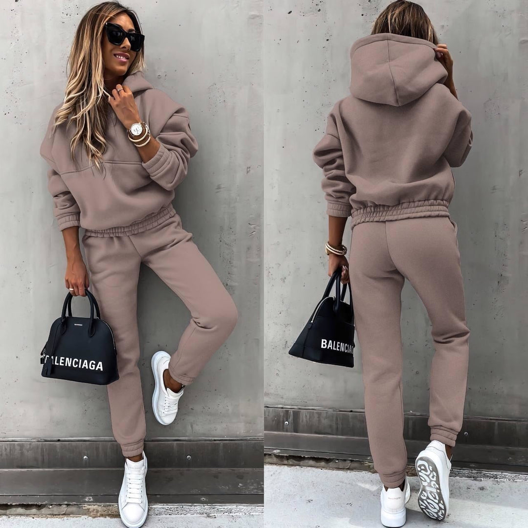 Conjunto deportivo femenino en color sólido con sudadera y pantalón jogger para máximo confort y estilo casual.