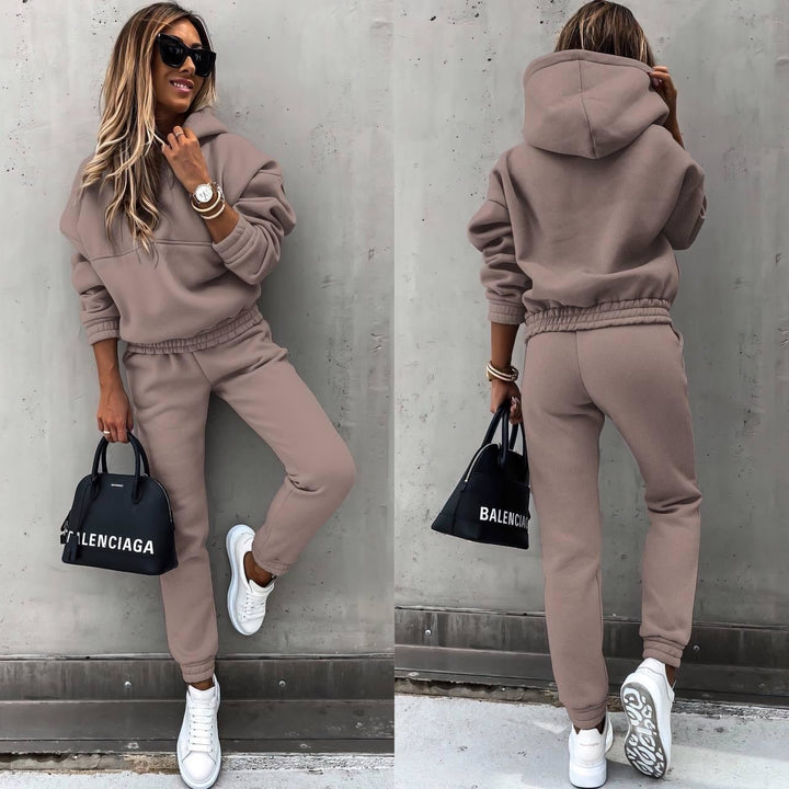 Conjunto deportivo femenino en color sólido con sudadera y pantalón jogger para máximo confort y estilo casual.