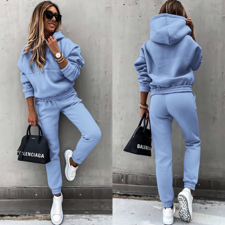 Conjunto de ropa de mujer con sudadera cuello redondo y pantalón jogger, ideal para deporte o relax en casa.