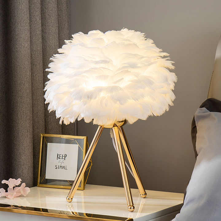 Elegante lámpara de mesa LED con plumas suaves y dimmer, ideal para decoración de interiores.