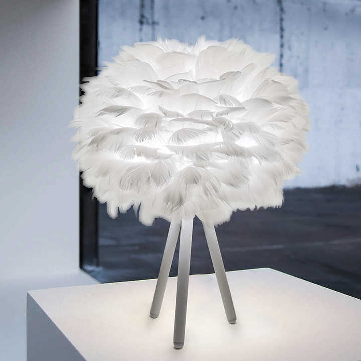 Lámpara de mesa LED con plumas blancas y dimmer, perfecta para crear una iluminación cálida y acogedora.
