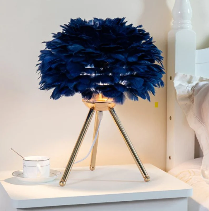 Lámpara de mesa decorativa LED con suaves plumas, un toque elegante para cualquier habitación.