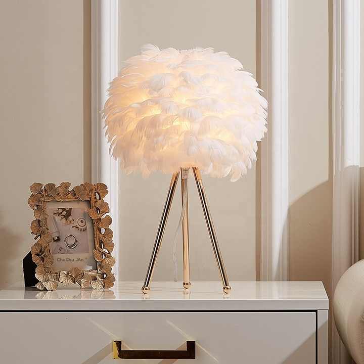 Ajusta la luz con esta lámpara LED de mesa con plumas y dimmer, ideal para diseño de interiores.