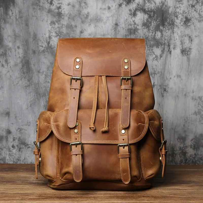 Mochila vintage marrón para hombre. Confortable y espaciosa, ideal para llevar tus pertenencias con estilo y organización.