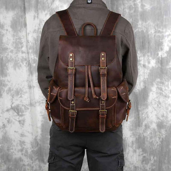 Detalle interior: Mochila vintage hombre con amplio compartimento principal y bolsillos para máxima organización.