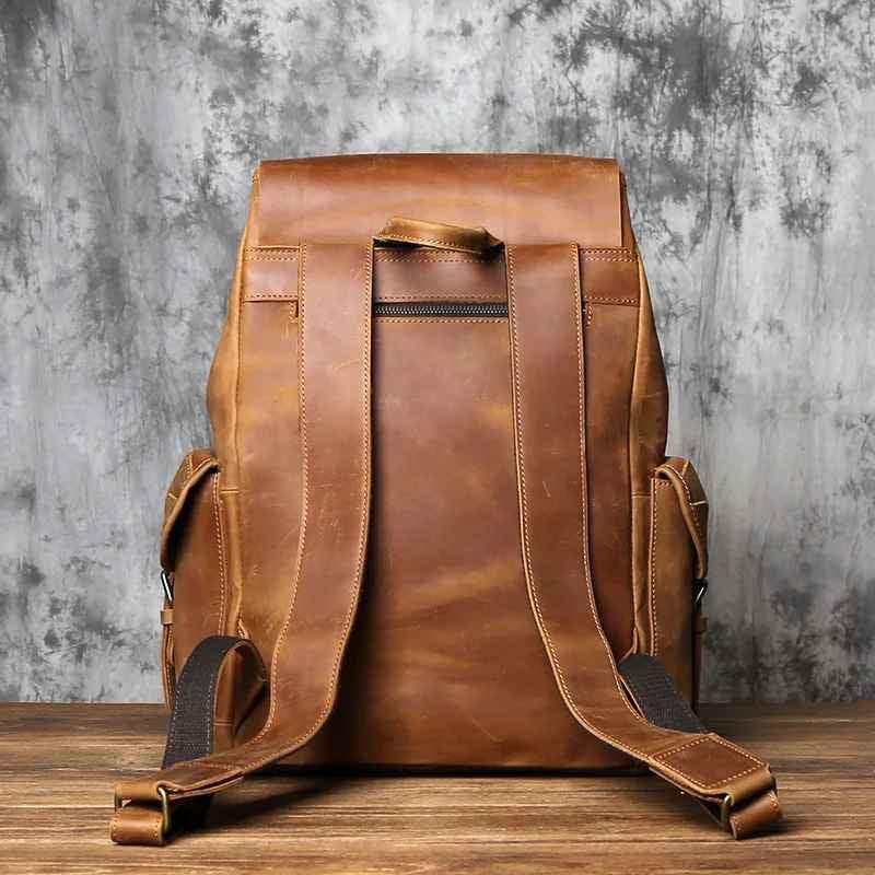 Mochila de estilo vintage para hombre. Accesorio elegante y práctico, ideal para el trabajo, universidad o viaje.