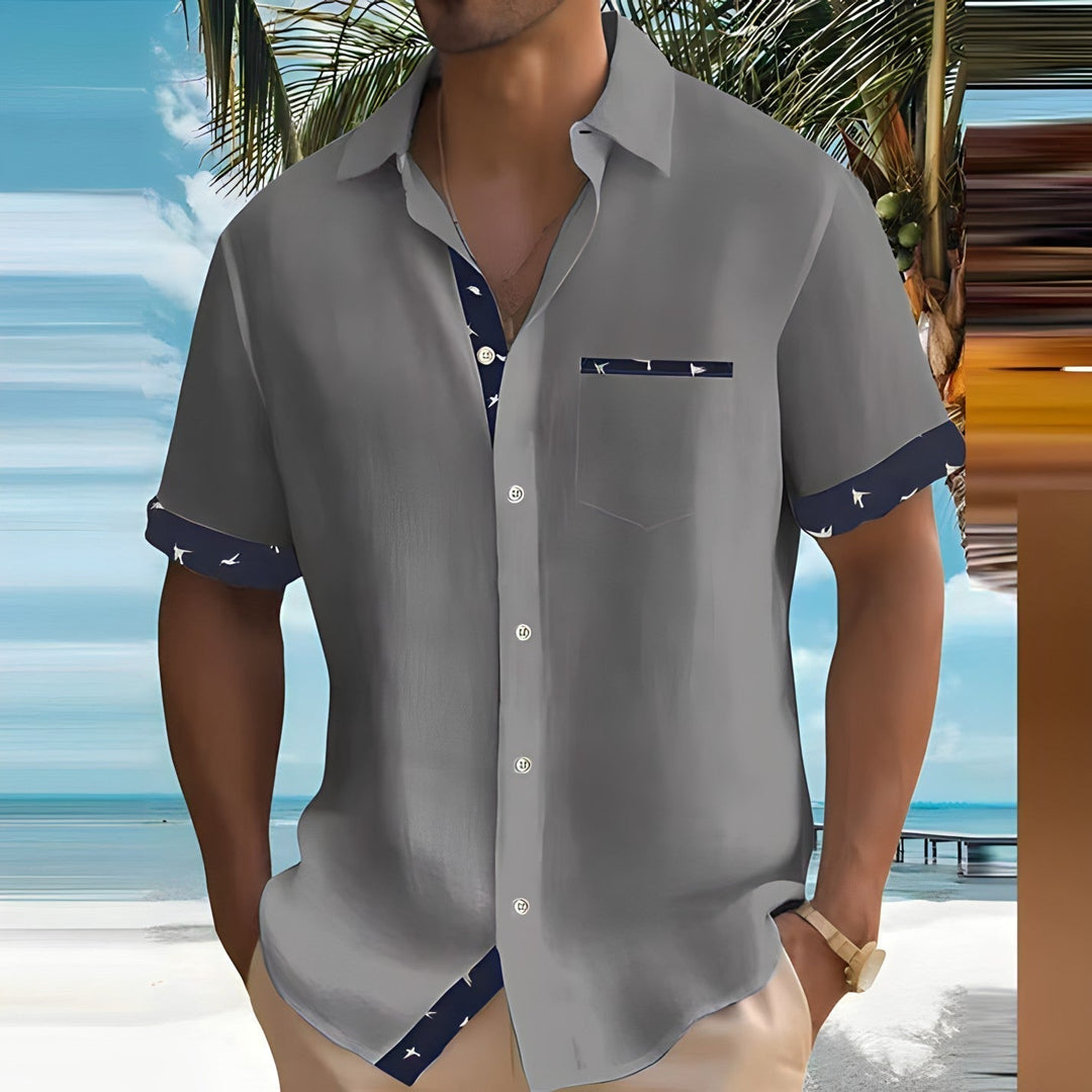 Camisa casual de hombre con botones, manga corta y cuello clásico, ideal para el calor y la moda masculina.