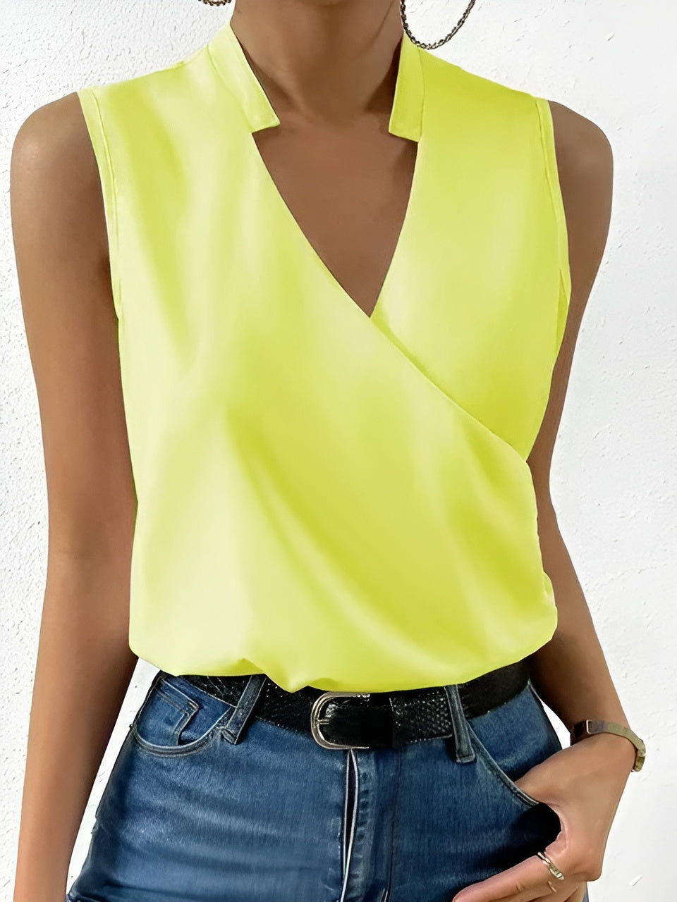 Moderna blusa top de mujer sin mangas, con atractivo escote V cruzado, perfecta para estilo casual.