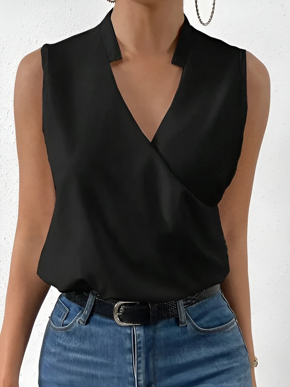 Blusa top de mujer sin mangas, escote V cruzado, versátil para un look fresco y elegante de verano.