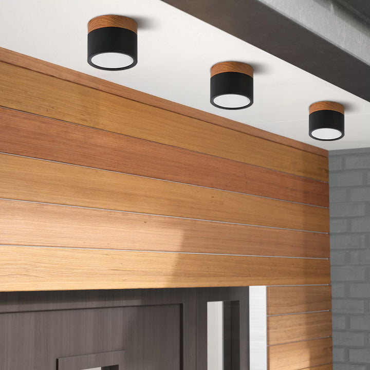 Luz de techo LED cilíndrica, ahorro energético y estilo contemporáneo.
