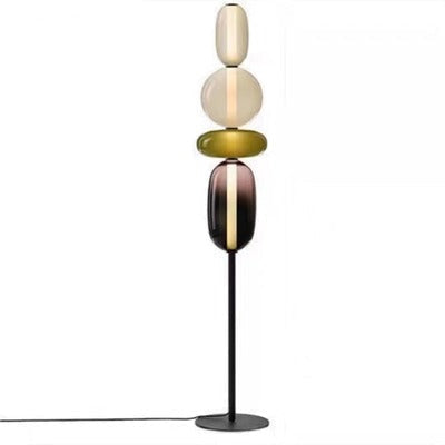 Ambiente de hogar con lámpara de mesa LED regulable, negro y latón, de estilo contemporáneo.