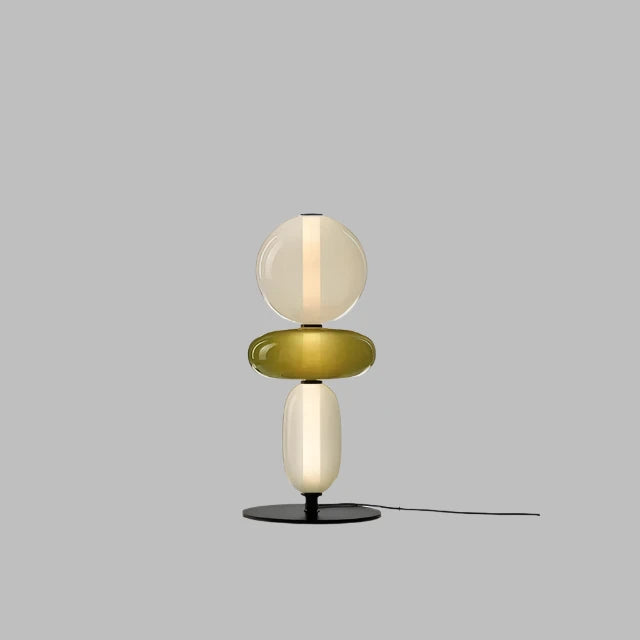 Iluminación eficiente: lámpara de mesa LED regulable en negro y latón, estilo moderno.
