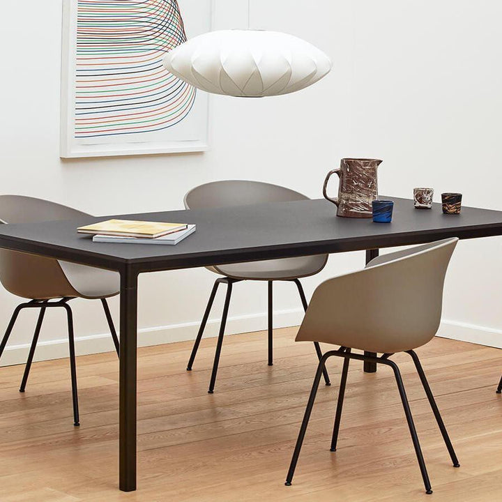 Lámpara colgante grande de diseño minimalista, ideal para decoración escandinava en sala o comedor.