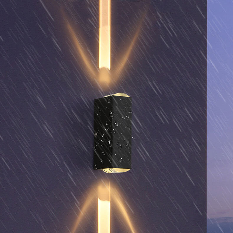 Foco LED impermeable IP65 para exteriores, luz cálida/blanca, ideal para terrazas.