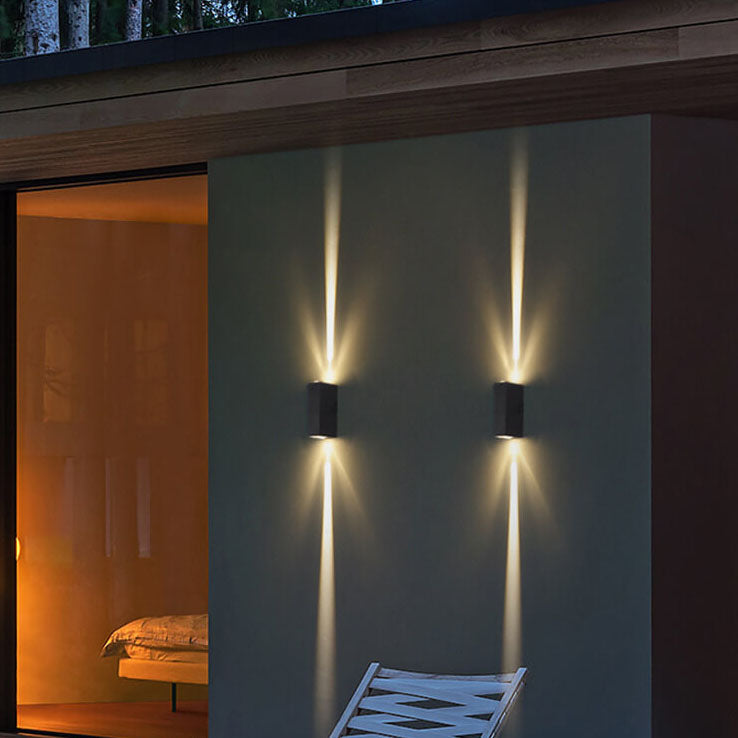 Aplique de pared LED exterior, diseño moderno rectangular, perfecto para patios.
