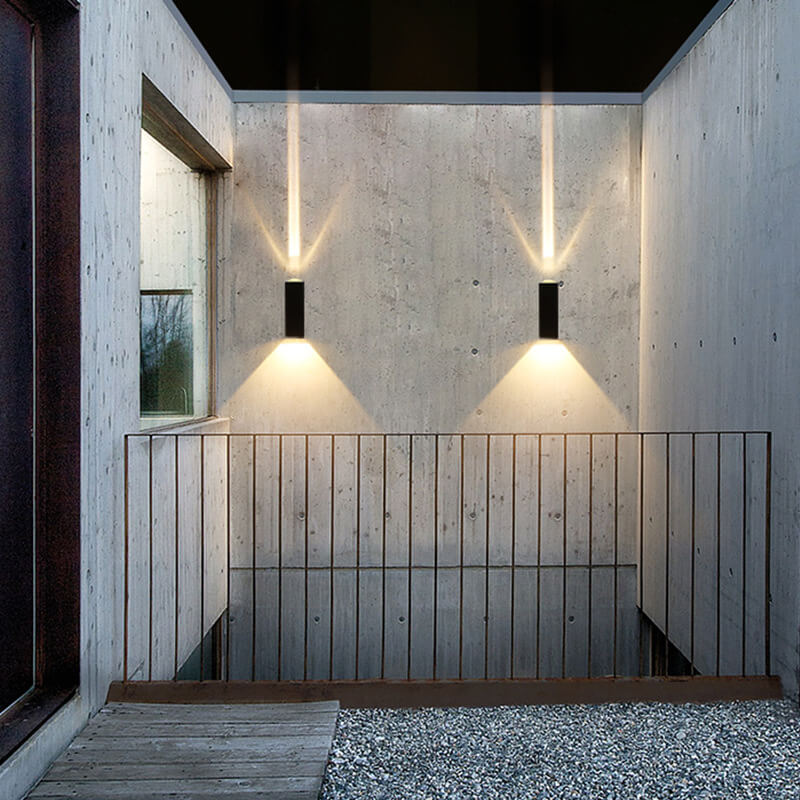 Luz LED exterior rectangular moderna, resistente al agua para iluminación de fachada.
