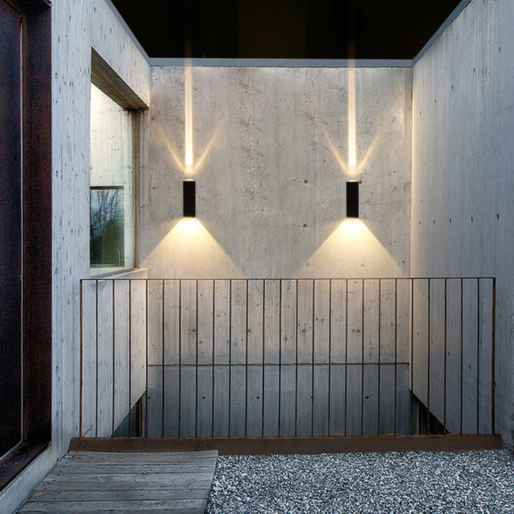 Luz LED exterior rectangular moderna, resistente al agua para iluminación de fachada.