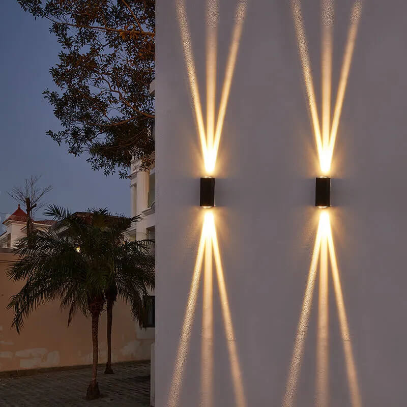 Foco LED de pared para jardín, rectangular y moderno, con luz regulable.