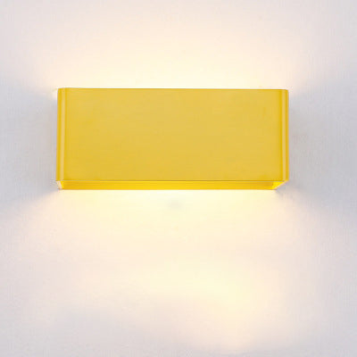 Aplique de pared LED interior, moderno y versátil, ideal para iluminación decorativa práctica.