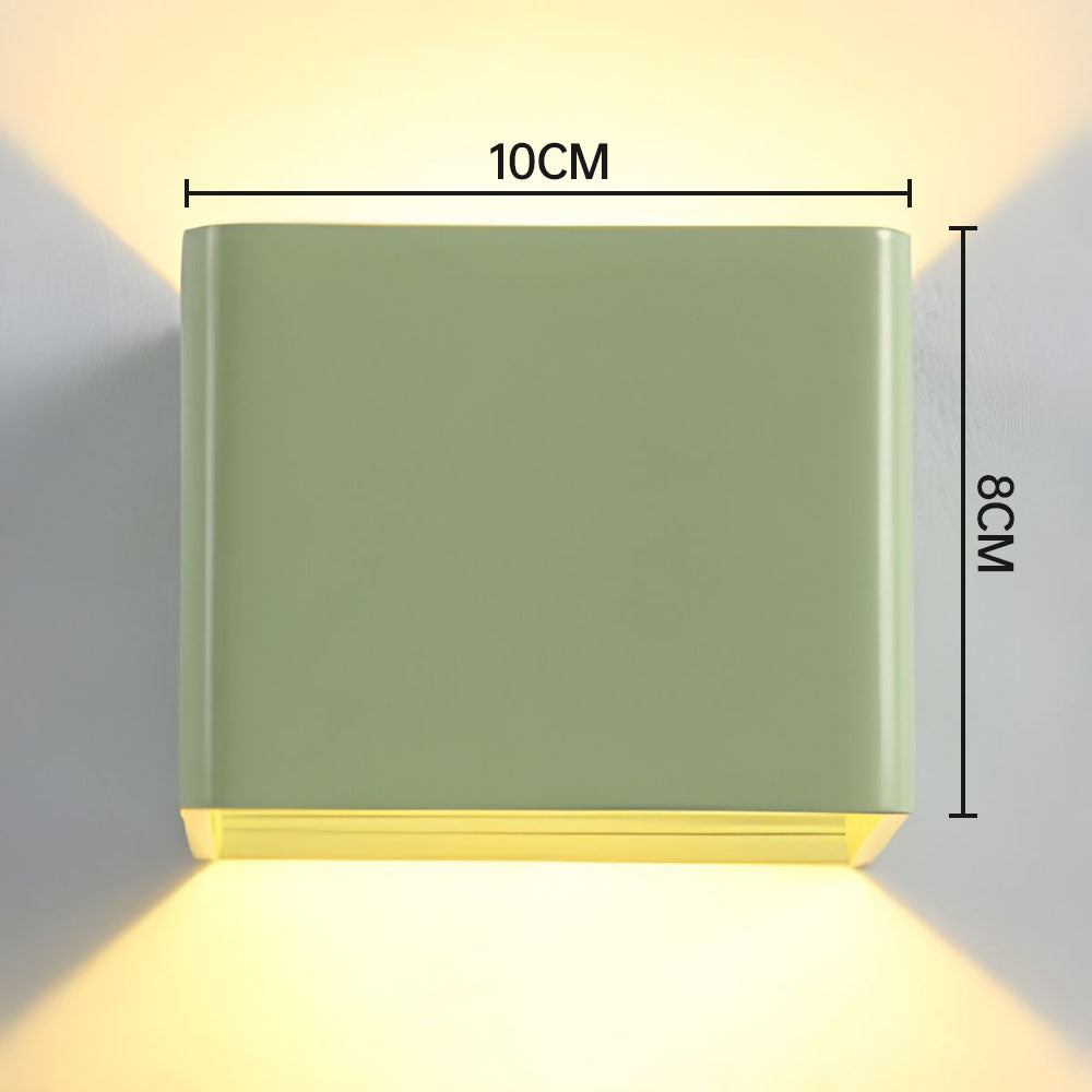 Lámpara de pared LED, eficiencia energética y diseño contemporáneo, luz cálida para interior.