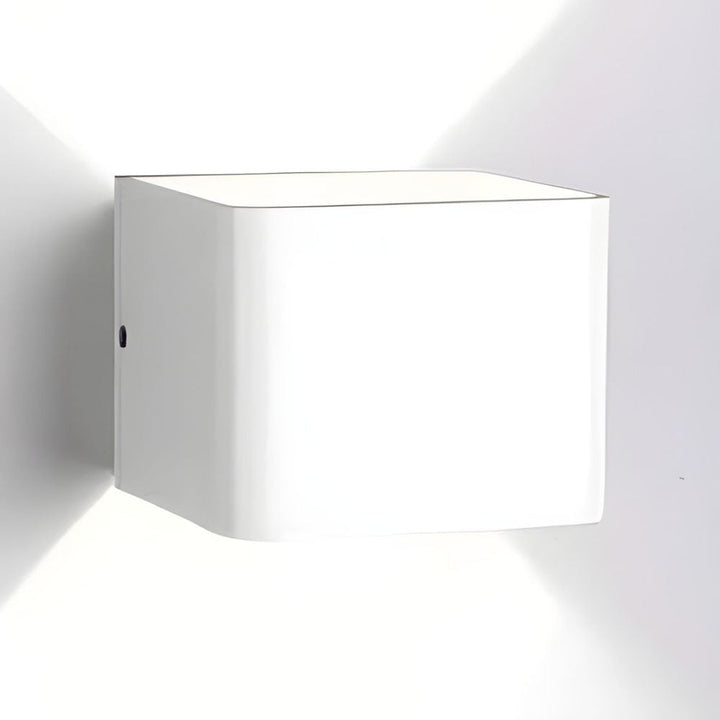 Lámpara de pared LED moderna, efecto luz arriba y abajo, ideal para diseño y ambientes cálidos.