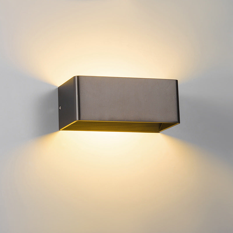 Aplique LED para pared, moderno y eficiente, ideal para iluminar interiores con luz arriba y abajo.