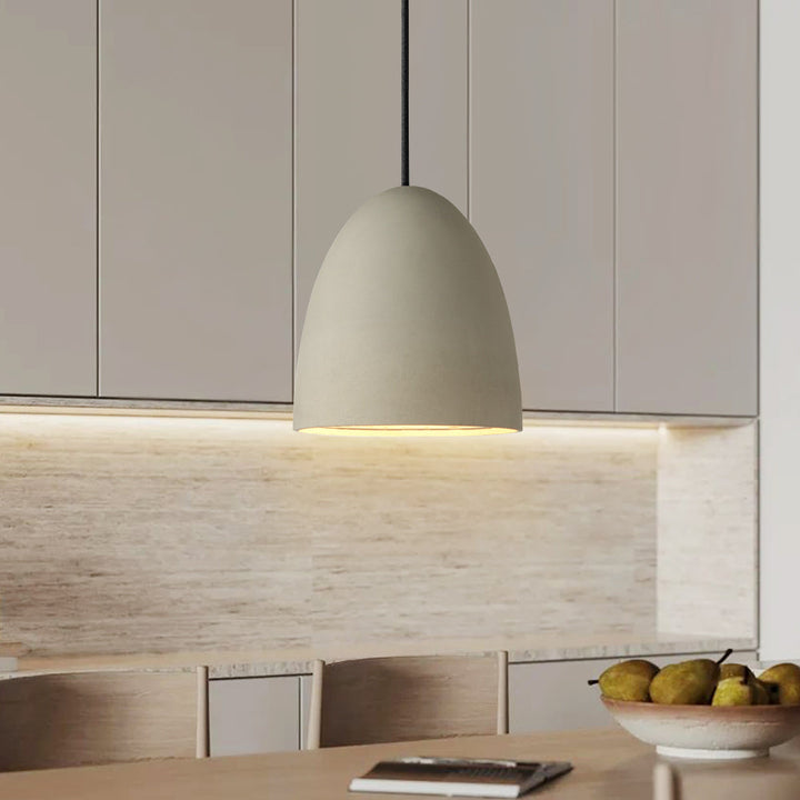 Lámpara colgante de cemento gris, diseño geométrico de una luz, ideal para comedor o isla de cocina.