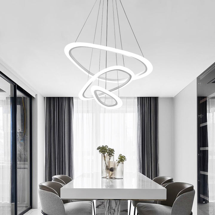 Luz decorativa LED regulable de tres anillos, perfecta para iluminar el hogar con eficiencia energética.