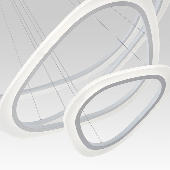 Detalle de lámpara colgante LED moderna de 3 anillos, mostrando su diseño elegante y luz clara.