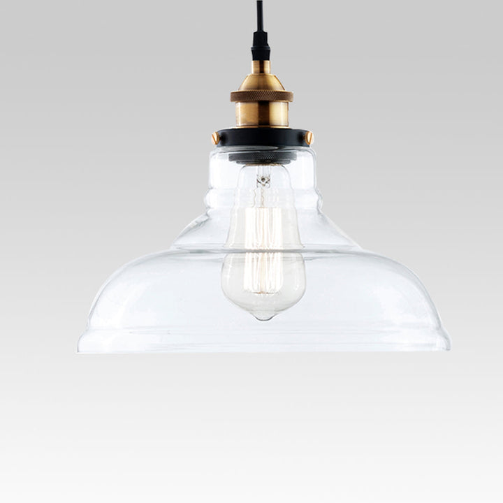 Iluminación moderna con lámpara colgante de cúpula de vidrio transparente, estilo industrial.