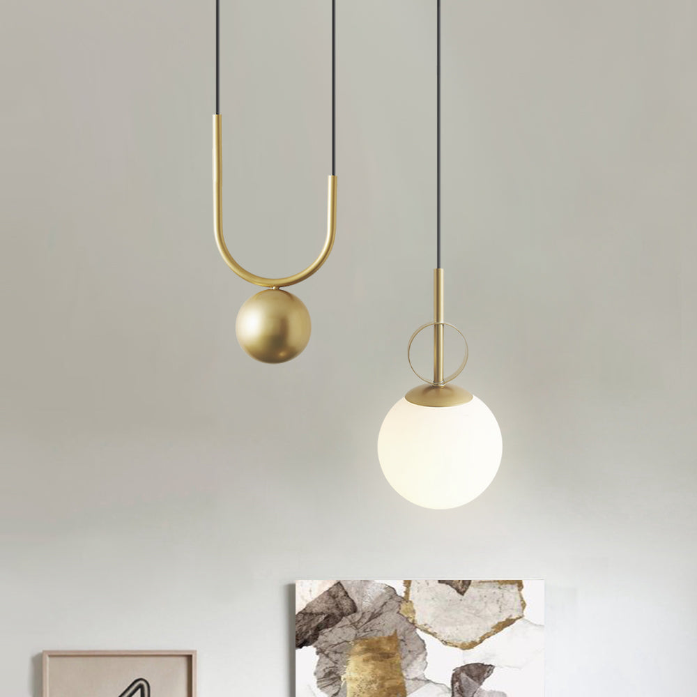 Lámpara colgante individual con diseño esférico, perfecta para iluminar mesas de comedor o rincones.