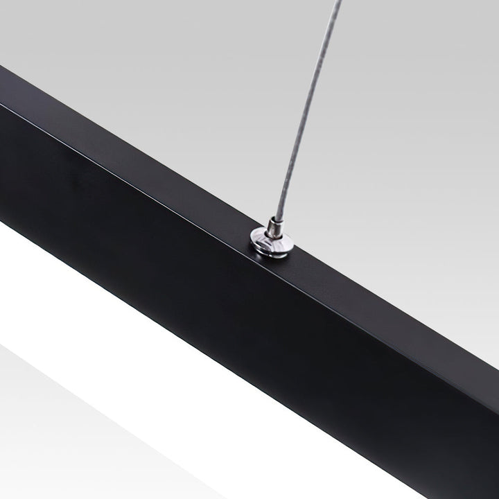 Lámpara LED rectangular suspendida, estilo minimalista y moderno, ofrece luz fría para decorar.