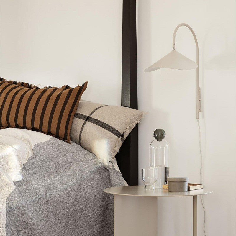 Aplique de pared ajustable con diseño de pétalo. Ideal para decoración de hogar moderno y versátil.