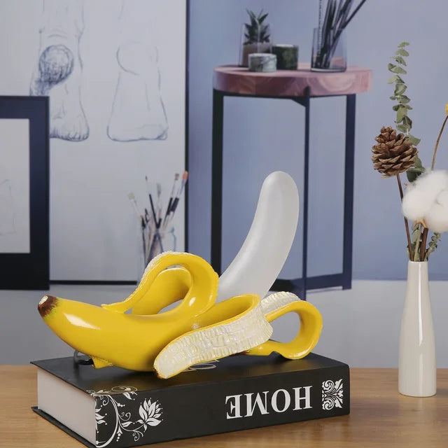 Iluminación ambiental con lámpara de mesa moderna en forma de plátano. Estilo único para sala de estar.