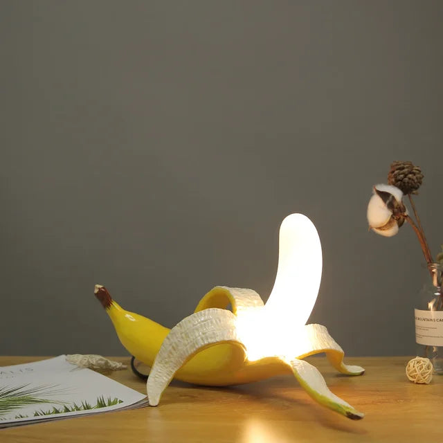 Lámpara de mesa banana, un diseño contemporáneo y creativo para la decoración de tu hogar.