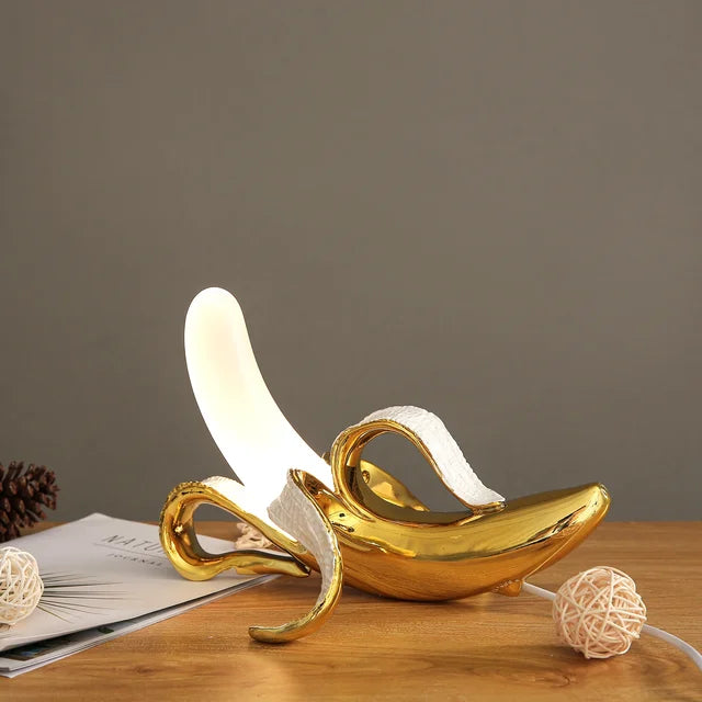 Lámpara de mesa moderna con diseño curvado de plátano. Iluminación única para cualquier habitación.