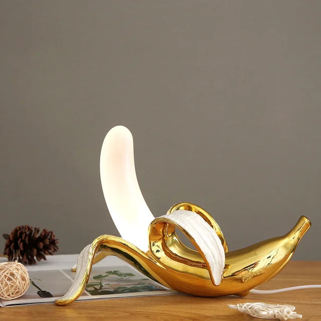 Lámpara banana de mesa, un diseño creativo y moderno que aporta estilo único a tu decoración.