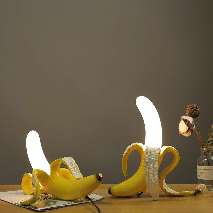 Lámpara de mesa de dormitorio, diseño de plátano. Crea una luz suave y un ambiente moderno.