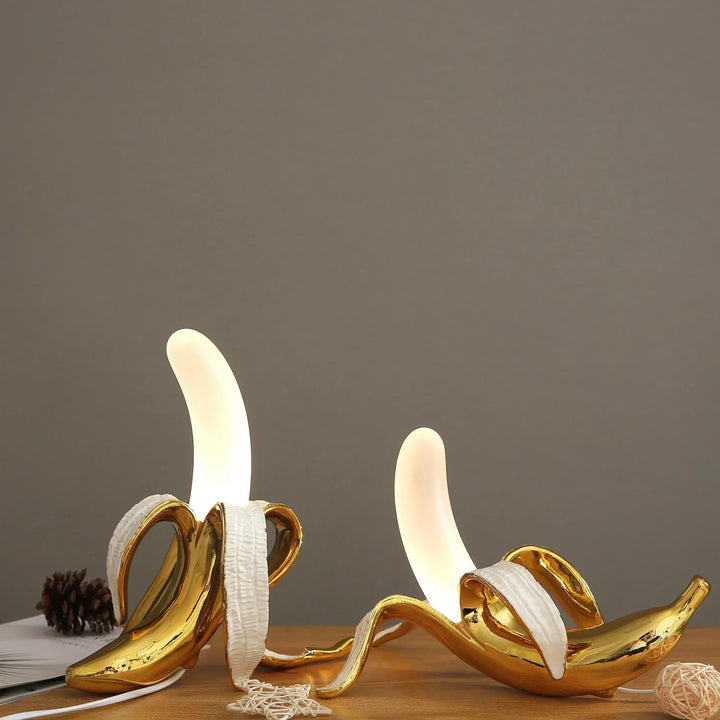 Lámpara moderna de mesa curvada en forma de plátano. Iluminación decorativa para cualquier interior.