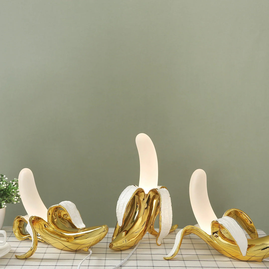 Lámpara de mesa moderna con forma de plátano. Iluminación creativa para el hogar con un toque único.