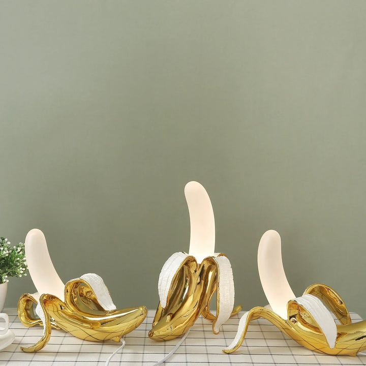 Lámpara de mesa moderna con forma de plátano. Iluminación creativa para el hogar con un toque único.