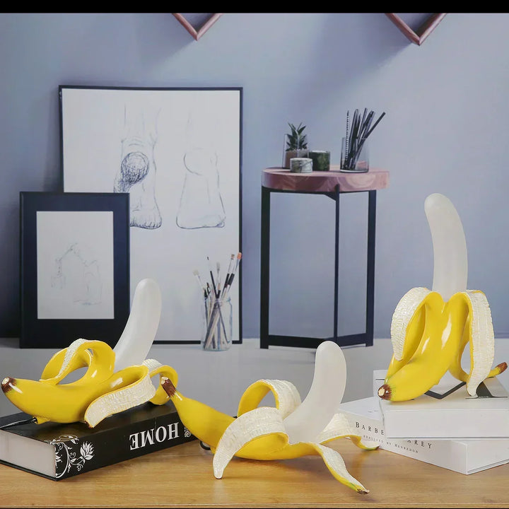 Lámpara de mesa moderna con diseño de plátano curvado. Aporta un estilo único y luz ambiental.