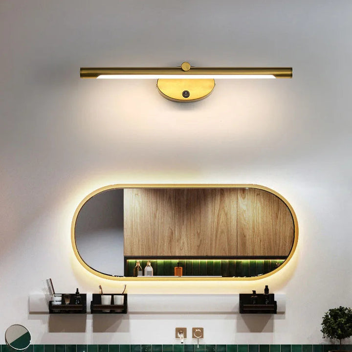 Aplique de pared LED Seren en acabado oro/negro, luz moderna regulable. Luminaria rectangular para diseño interior eficiente.