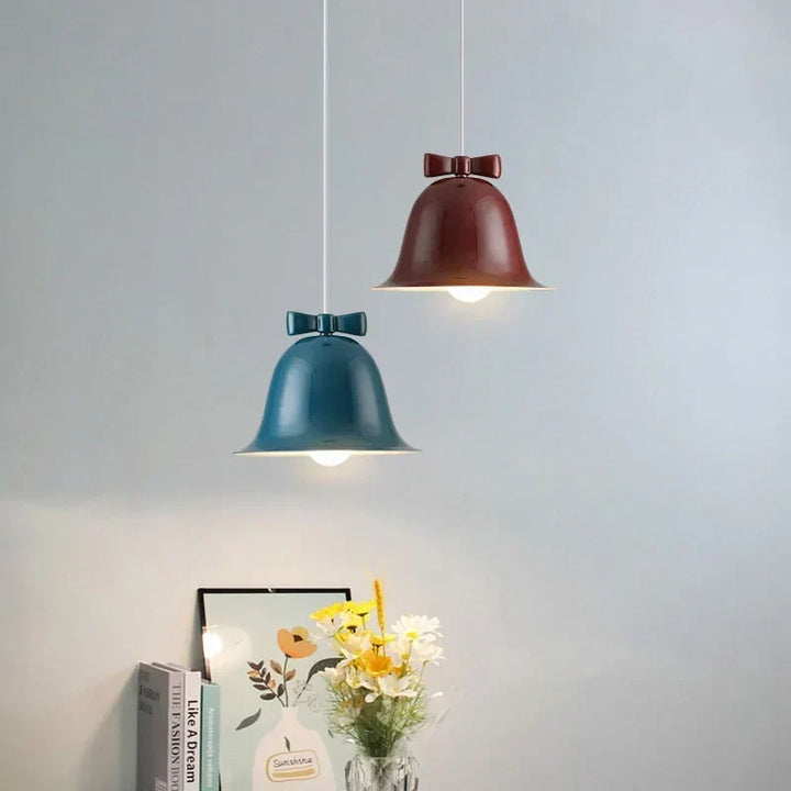Lámpara colgante LED minimalista regulable, diseño moderno para iluminación interior. Perfecta para sala y comedor.