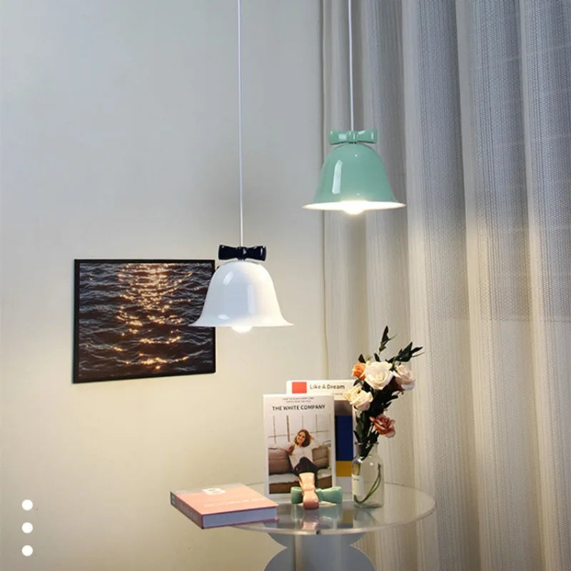 Lámpara colgante LED regulable, ofrece iluminación ajustable y moderna. Ideal para crear ambientes en cualquier interior.