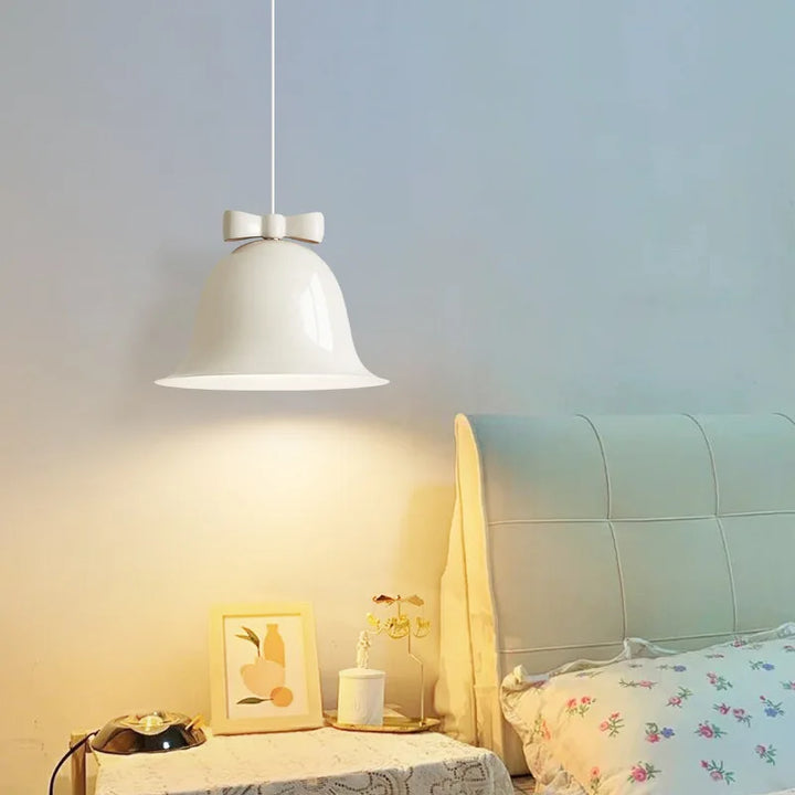 Diseño elegante de lámpara colgante LED minimalista, iluminación interior contemporánea que realza la decoración del hogar.