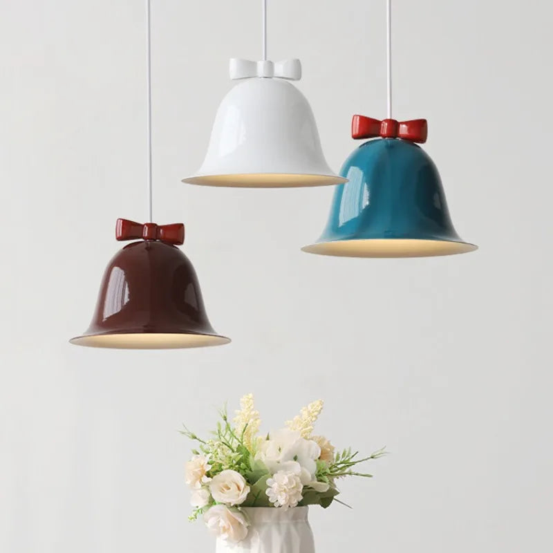 Lámpara colgante LED regulable minimalista para el salón. Crea ambiente y estilo moderno en tu hogar con esta iluminación.