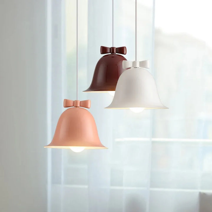 Iluminación moderna con lámpara colgante LED de estilo minimalista, realza el diseño de interiores del hogar.